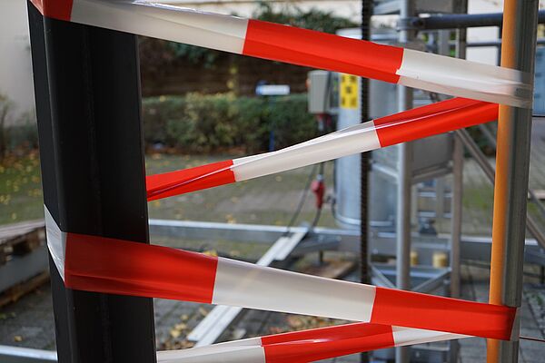 Achtung, Baustelle! Hier: Innenhof Geutebrück-Bau. (Foto: F. Platz)