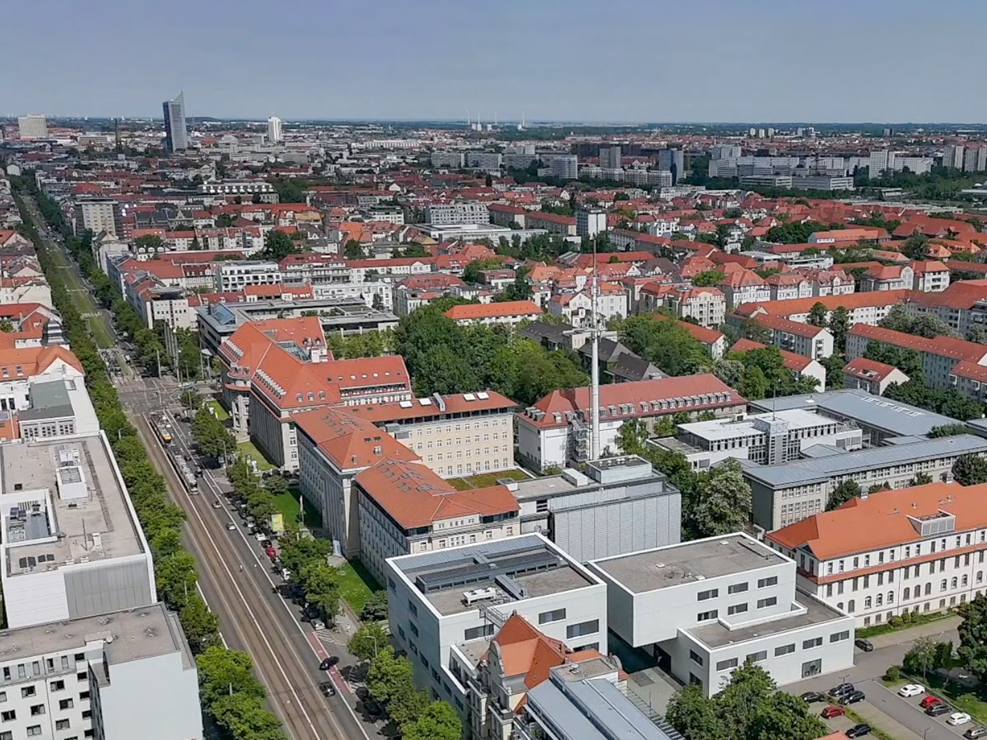 Blick aus der Vogelperspektive auf den Hauptcampus sowie das Zentrum Leipzigs