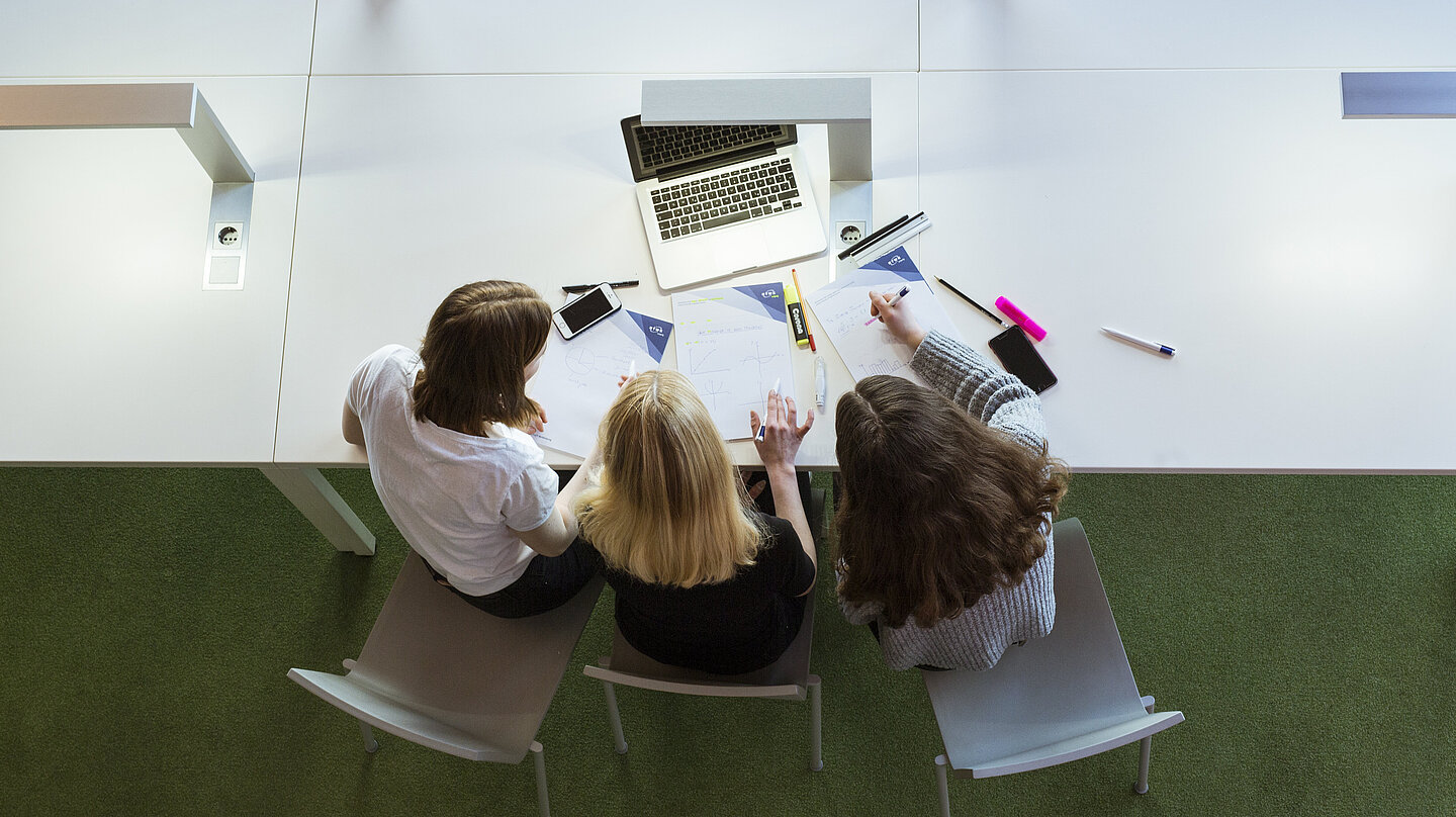Drei Schülerinnen am Laptop