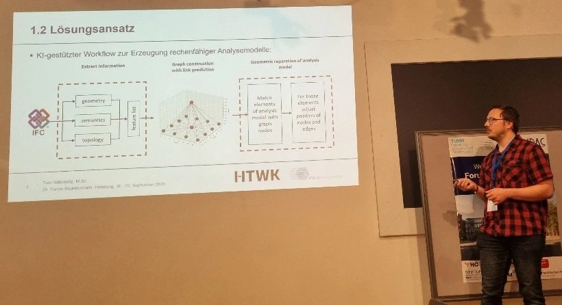 Dieses Bild zeigt Promotionsstudent Toni Nabrotzky auf dem Forum Bauinformatik während seiner Präsentation