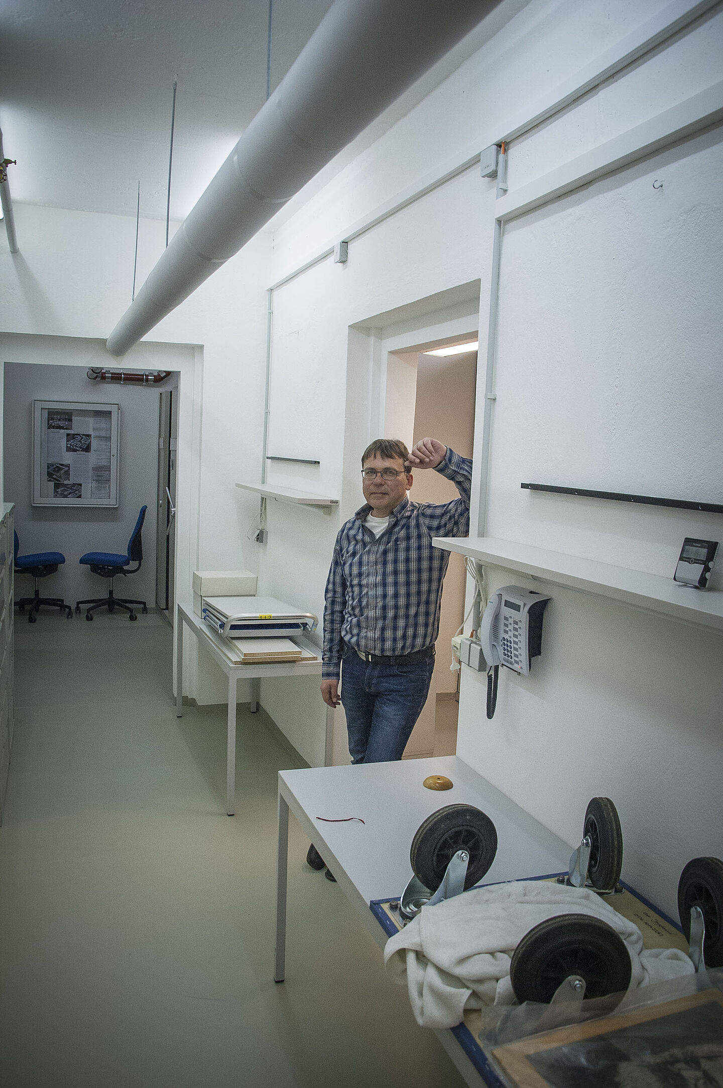 Dipl.-Archivar Benjamin Schäf (Foto: HTWK Leipzig) Der Archivar Benjamin Schäf lehnt am Türrahmen des Archivs der HTWK Leipzig. Er blickt freundlich in die Kamera.