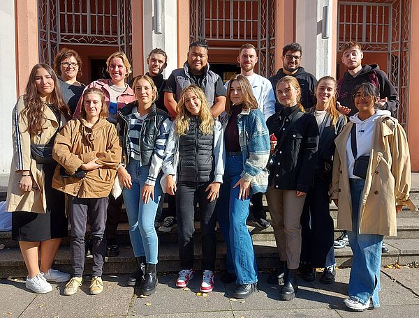 Gruppenbild internationaler Studierender vor HTWK Leipzig