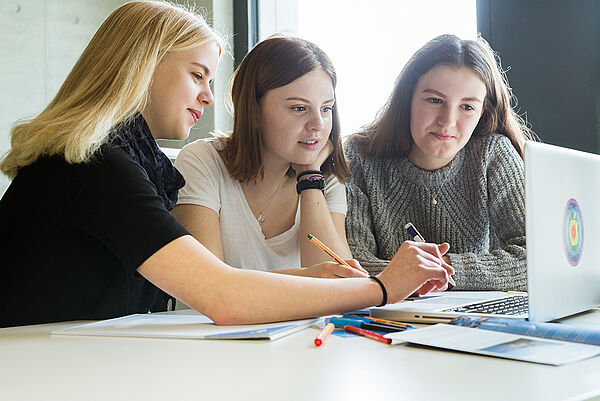 Studierende am Laptop
