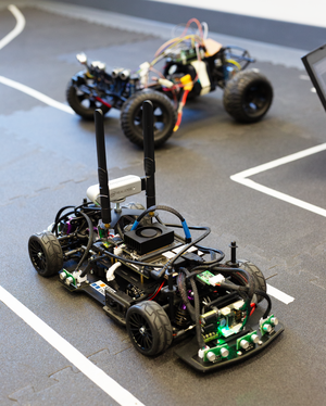 Zwei Modellfahrzeuge