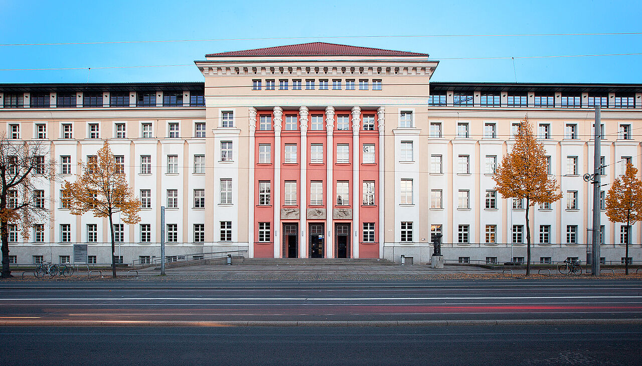 Von der anderen Straßenseite fotografierte Frontalansicht des Lipsius-Baus
