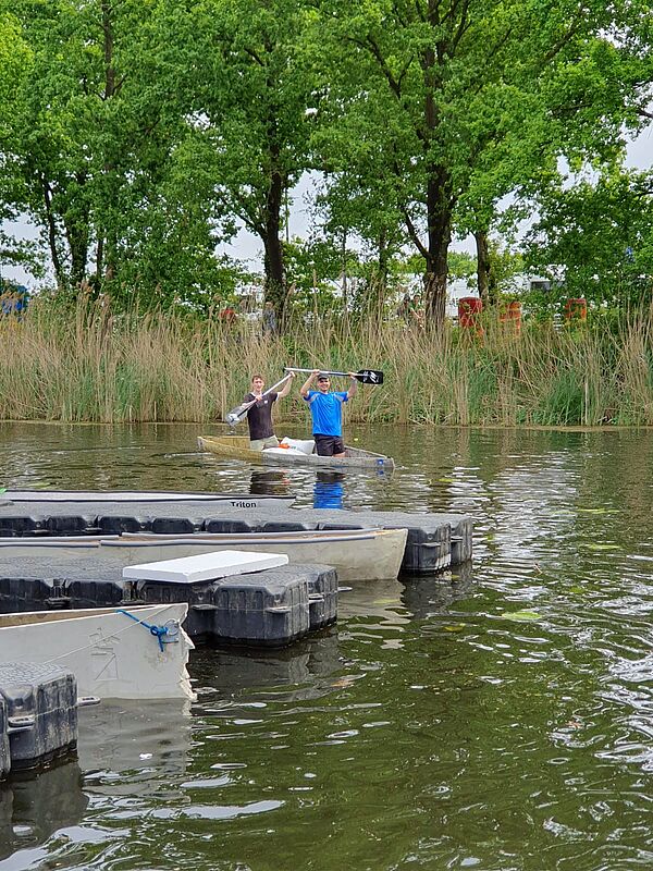 Betonkanuteam Eindhoven_Wasser zwei Personen im Kanu auf dem Wasser