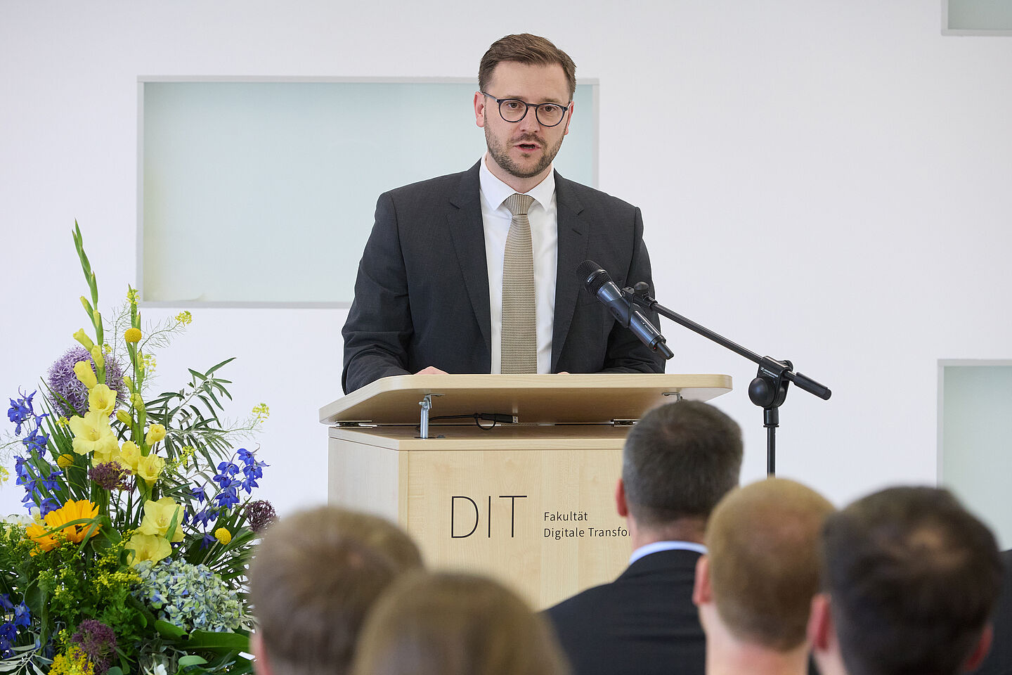 Felix Elflein von ECS überbringt ein Grußwort aus der Praxis