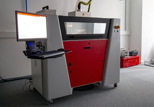 Polymer-3D-Drucker Ein Drucker steht im Raum