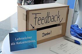 Eine Feedback-Box war aufgestellt worden, in die man Zettel mit neuee Ideen einwerfen kann.