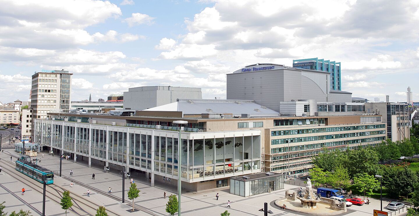 Das gemeinsam genutzte Gebäude von Schauspielhaus und Oper in Frankfurt am Main soll abgerissen und durch ein Hochhaus ersetzt werden (Bild: Wolfgang Runkel) Das gemeinsam genutzte Gebäude von Schauspielhaus und Oper in Frankfurt am Main soll abgerissen und durch ein Hochhaus ersetzt werden (Bild: Wolfgang Runkel)