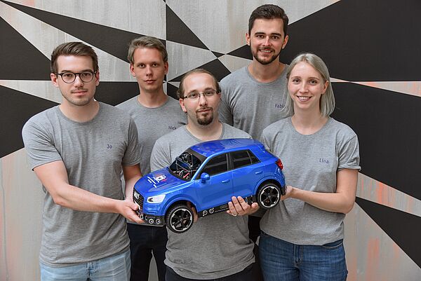 Das Team HTWK Smart Driving mit seinem Modellauto beim KickOff im Mai 2017. V.l.n.r.: Jonathan Gruber, Nick Fahrendorff, Michael Horn, Fabian Freihube, Lina Peters.( Foto: Audi AG) Das Team HTWK Smart Driving mit seinem Modellauto beim KickOff im Mai 2017. V.l.n.r.: Jonathan Gruber, Nick Fahrendorff, Michael Horn, Fabian Freihube, Lina Peters.( Foto: Audi AG)