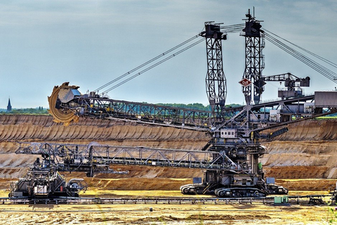 Große Baumaschinen in einem Tagebau
