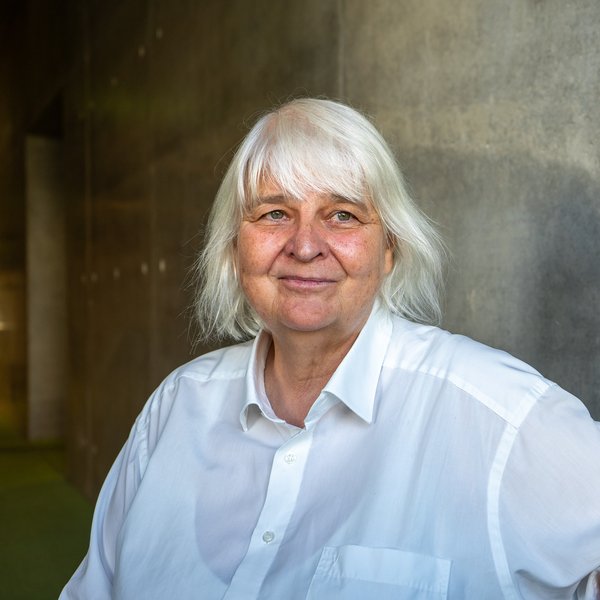 Prof.in Gabriele Hooffacker (Foto: Jan Urban/HTWK Leipzig) Porträt einer Frau im weißen Hemd
