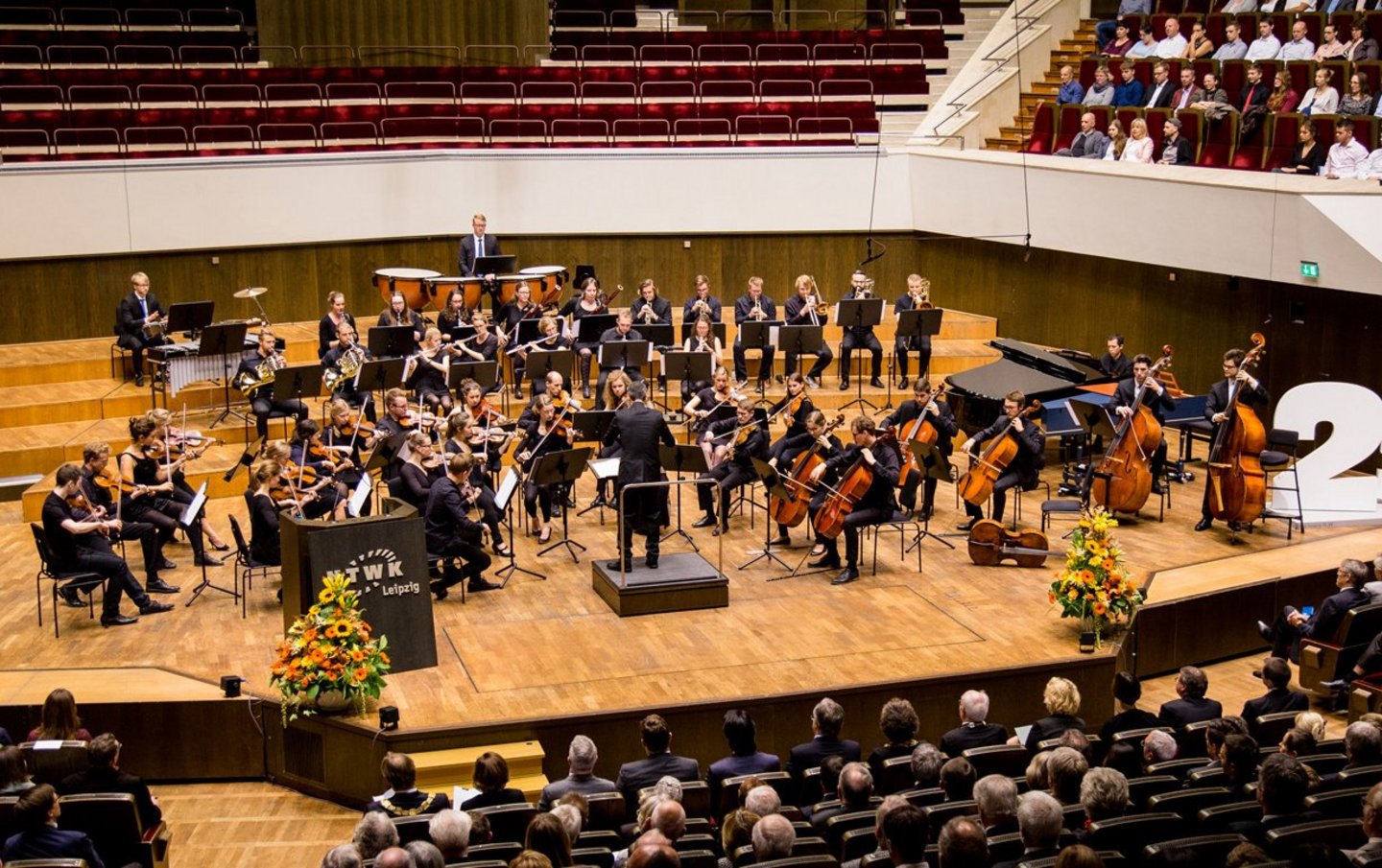 Das musizierende HTWK Orchester im Gewandhaus.