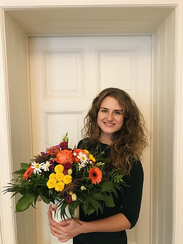 junge Frau mit Blumenstraß
