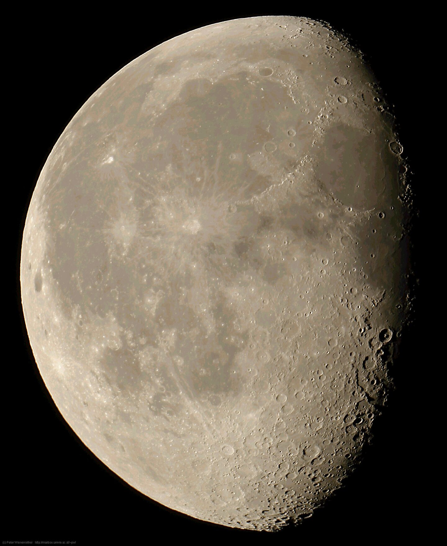 Abnehmender Mond (Foto: Dietmar Telschow) Eine Aufnahme des abnehmenden Mondes. Etwas mehr als die linke Hälfte seiner Oberfläche ist zu sehen.
