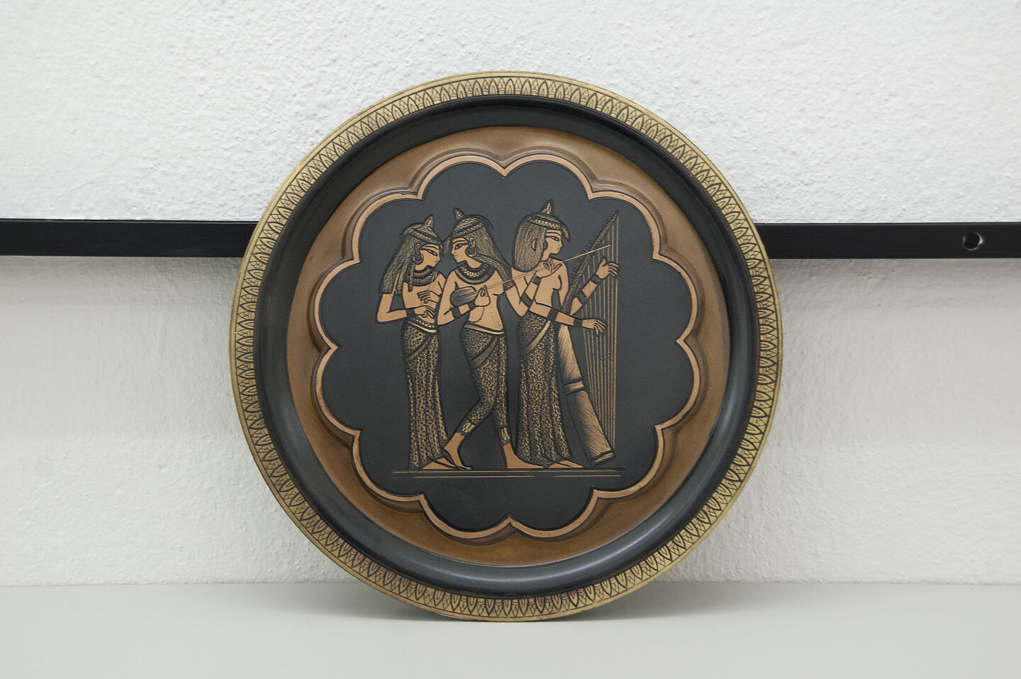 Teller aus dem HTWK-Archiv (Foto: HTWK Leipzig) Zu sehen ist ein kupferfarbener Teller mit ägyptischen Frauen.