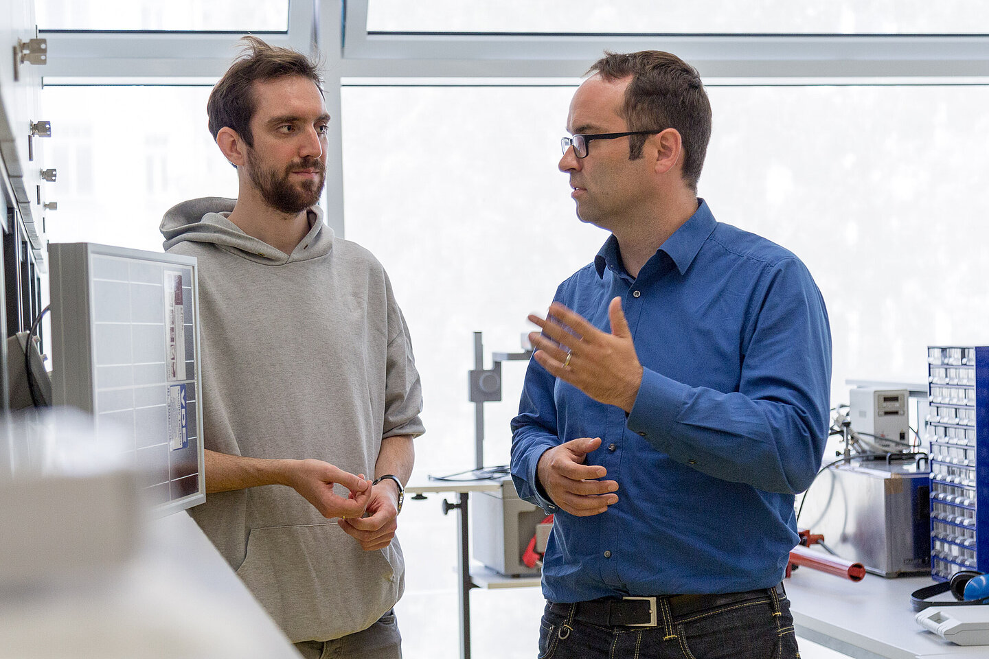 Professor Jens Schneider und Nachwuchswissenschaftler Julian Hofbauer