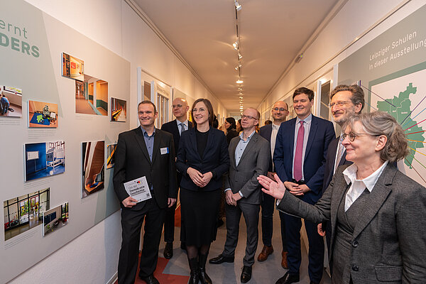 Prof.in Gisela Weiß (re.) beim Rundgang mit der Festgesellschaft anlässlich der Jubiläums-Feierlichkeiten. (Foto: Eric Kemnitz)