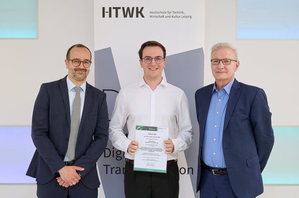 drei Männer auf Preisverleihung