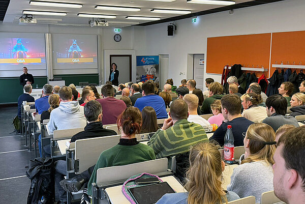 voller Hörsaal ein voll besetzter Hörsaal