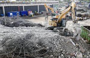 WIR-V1.5 | MultiMaterialRecycling Zwei Bagger auf einer Baustelle mit Bauschutt