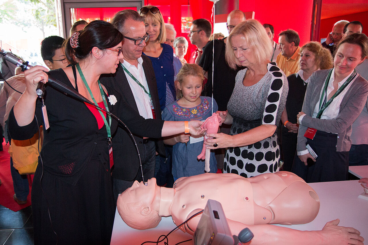 Eine Wissenschaftlerin der Forschungsgruppe „Innovative Surgical Training Technologies“ präsentiert den an der HTWK Leipzig entwickelten Panendoskopie-Simulator.