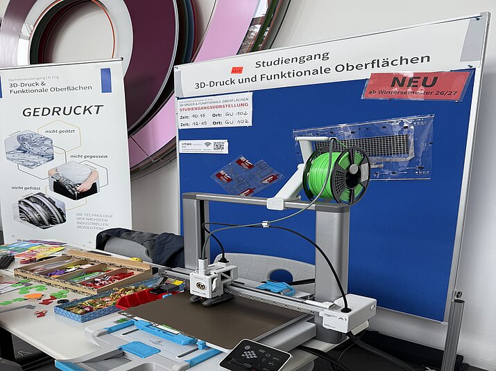 Bild 2 – Stand des neuen Studiengangs "3D-Druck und Funktionale Oberflächen", Foto: Leonie Enderlein