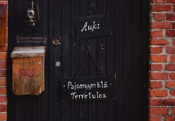 Haustür mit finnischem Text