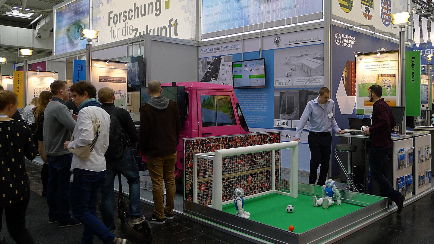 Am Gemeinschaftsstand „Forschung für die Zukunft“ präsentiert die HTWK Leipzig ein VR-System für ihre Nao-Fußballroboter.