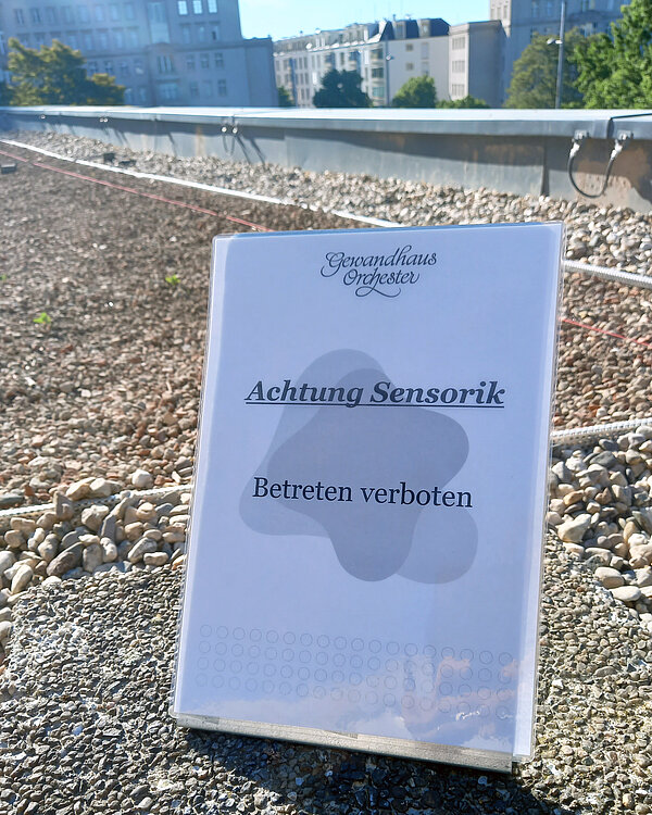 Ein Aufsteller steht auf einem Flachdach