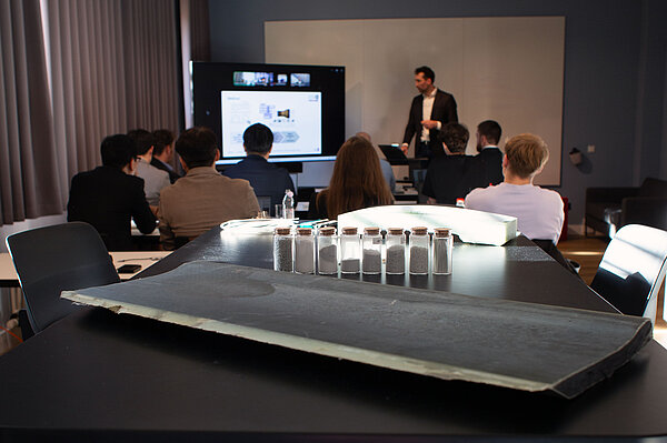 Workshop zu Composite Circularity ein Mann hält einen Vortrag vor Publikum