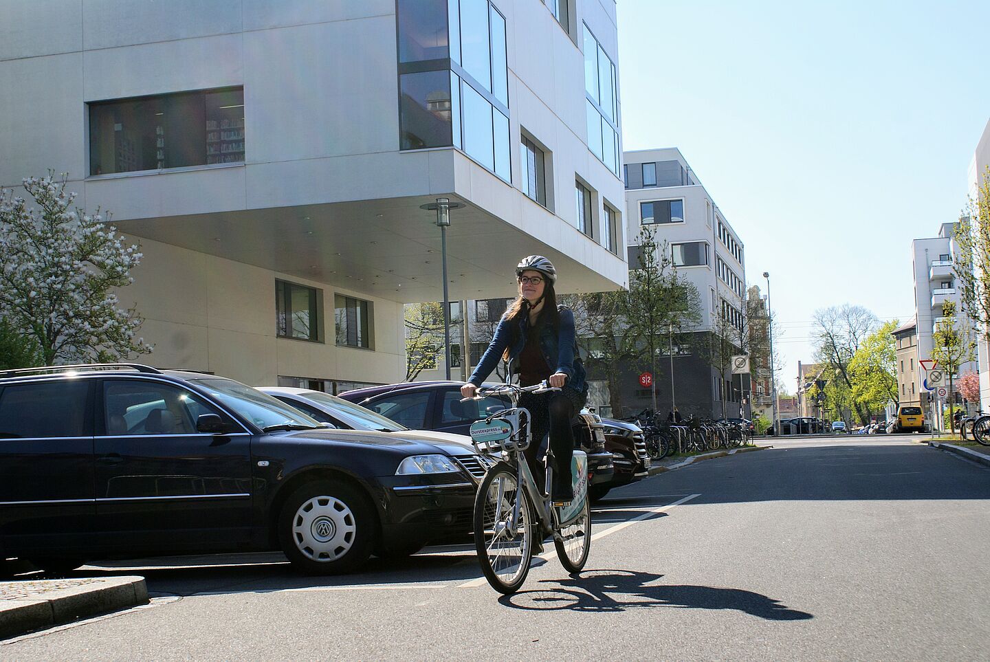 Referentin Ö&V auf dem nextbike Unsere Referentin für Ökologie & Verkehr, Marie, fährt auf einem nextbike an der Hochschulbibliothek der HTWK vorbei