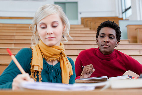 Direktstudium an der HTWK Leipzig Zwei Studentinnen in einem Hörsaal