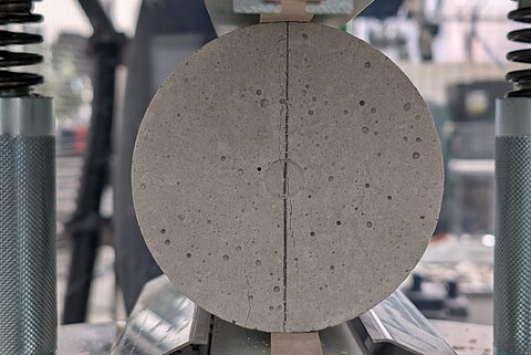 Betonprobe in einer Prüfvorrichtung