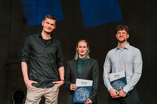 Auszeichnung der Abschlussarbeiten von Lea Herrfurth (mi.), und Jonas Wagner (re.) durch Albert Mantel (li.) von Optimax Energy, Foto: Johann Krieg