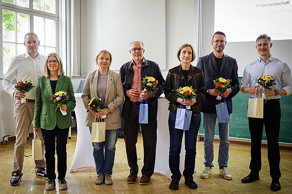 Nominierte Lehrpreis 2025 Guppe von Menschen mit Blumen und Auszeichnung