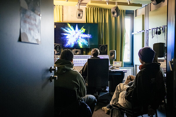 Studierende beim Streamteam-Workshop im Medienzentrum 