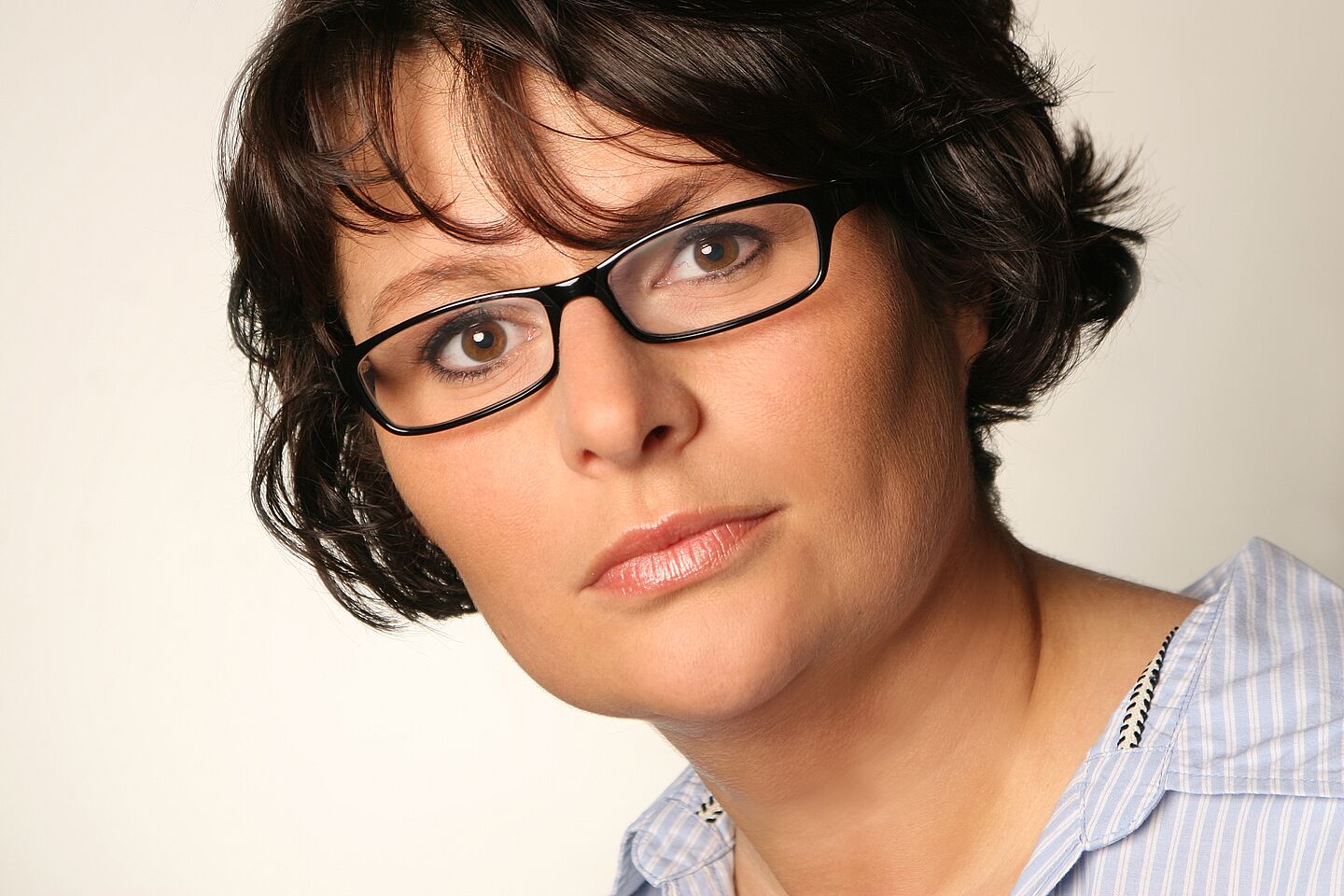 Friedensrichterin Isabell Engisch (Foto: Isabell Engisch) Portraitaufnahme von Friedensrichterin Isabell Engisch, die frontal und leicht nachdenklich ins Bild schaut.