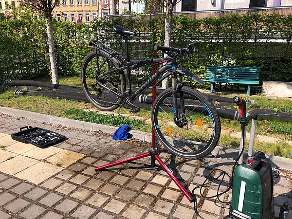 Ein Fahrrad auf einem Ständer bereit für die Reparatur