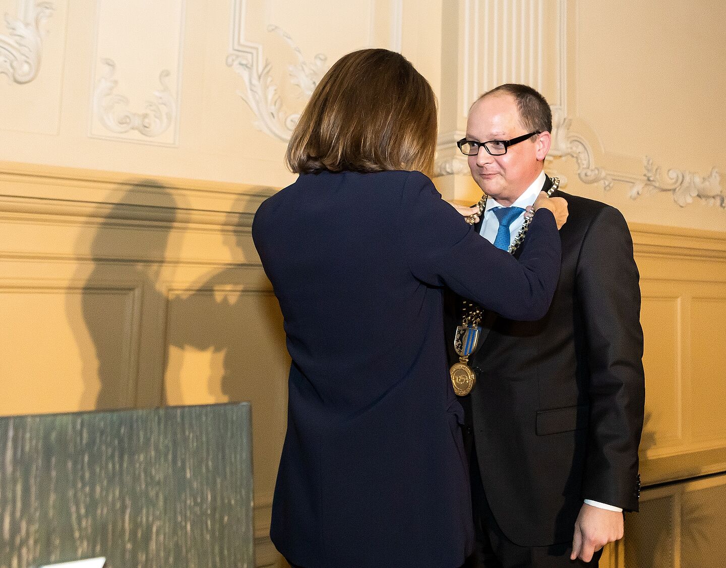 Investitur: Amtsvorgängerin Prof. Gesine Grande überreicht dem neuen HTWK-Rektor Prof. Mark Mietzner die Amtskette. (Foto: Swen Reichhold/HTWK Leipzig) Frau Prof. Grande überreicht dem neuen Rektor, Prof. Mark Mietzner, die Amtskette.