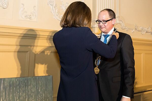 Frau Prof. Grande überreicht dem neuen Rektor, Prof. Mark Mietzner, die Amtskette.