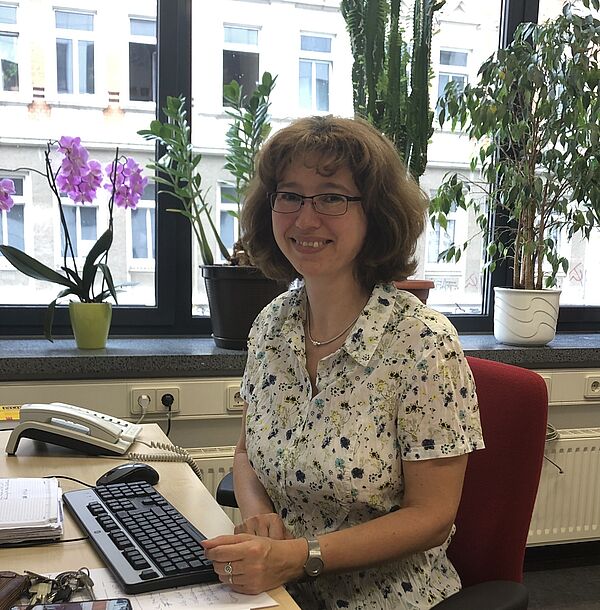 Frau am Schreibtisch