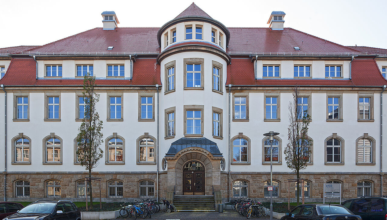 Frontalansicht des Gutenberg-Baus der HTWK Leipzig