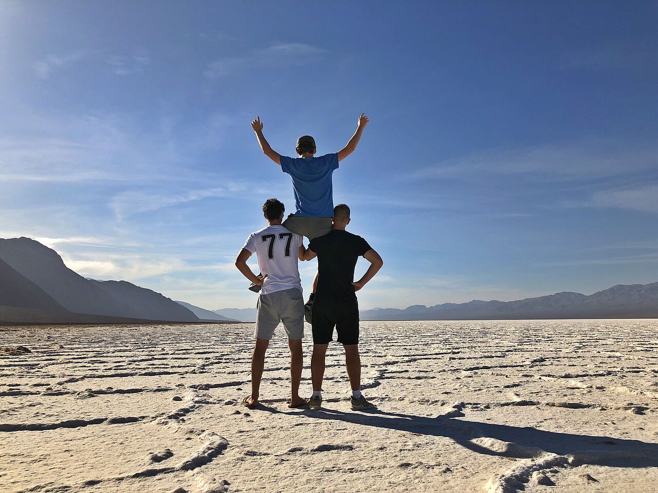Drei Studenten stehen in der Salzwüste