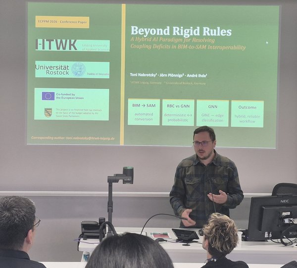 Dieses Bild zeigt Promotionsstudent Toni Nabrotzky auf der ECPPM in Cardiff während seiner Präsentation