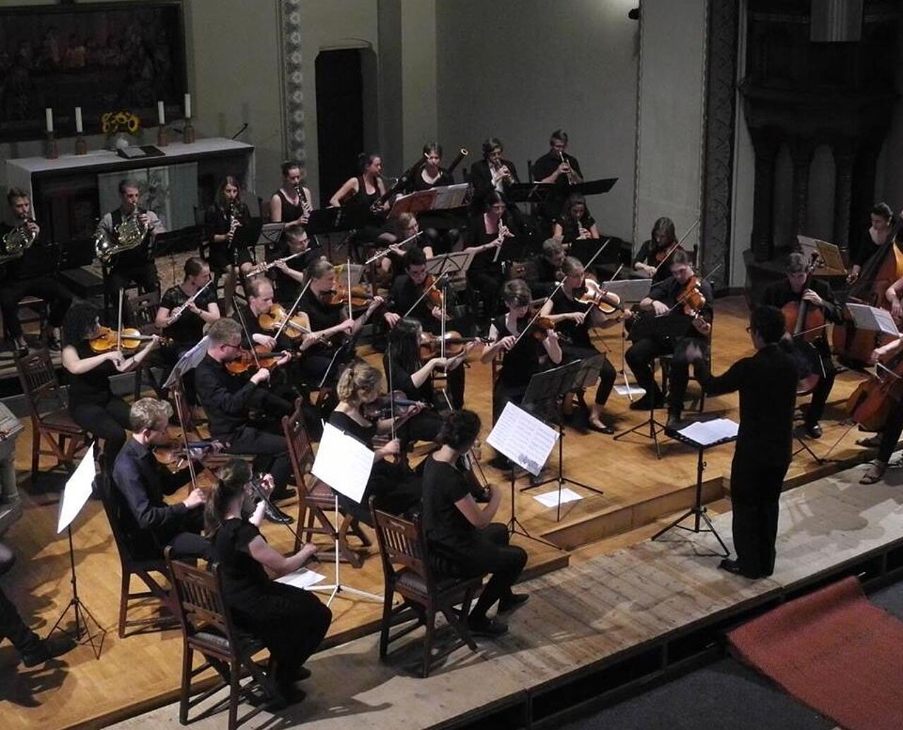 Das HTWK Orchester in der Paul-Gehradt-Kirche beim Spielen.