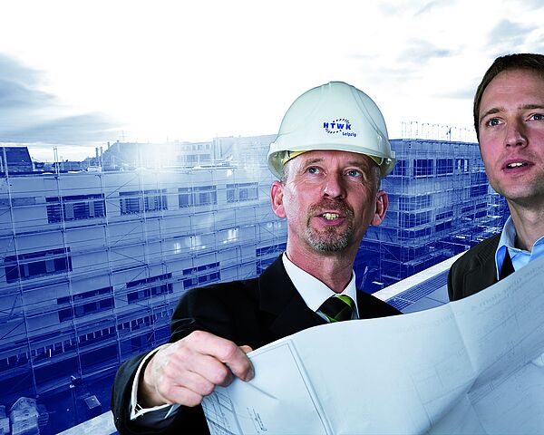 Regionale Vernetzung (Foto: HTWK Leipzig) Zwei Ingenieure diskutieren über ein Projekt auf einer Baustelle.
