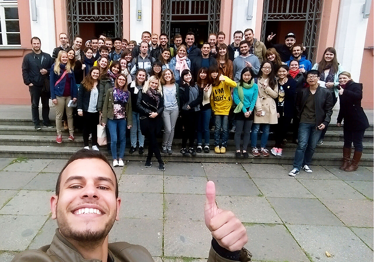 Gruppenfoto von Austauschstudierenden vor der HTWK