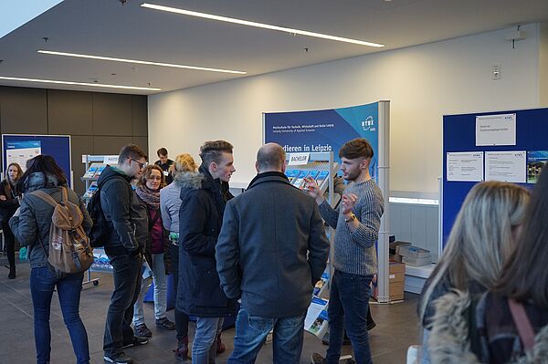 Der Stand der Studienberatung war stets stark frequentiert. (Foto: HTWK Leipzig)